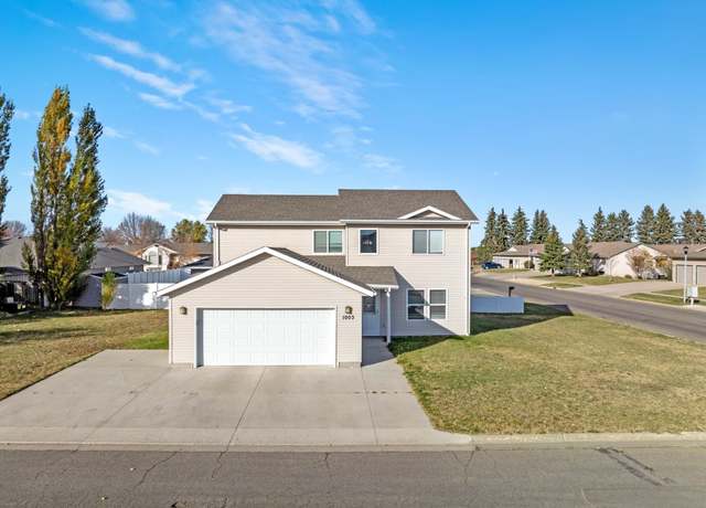 Property at 1003 Eisenhower Dr, Minot, ND 58701, 4 beds, 2.5 baths