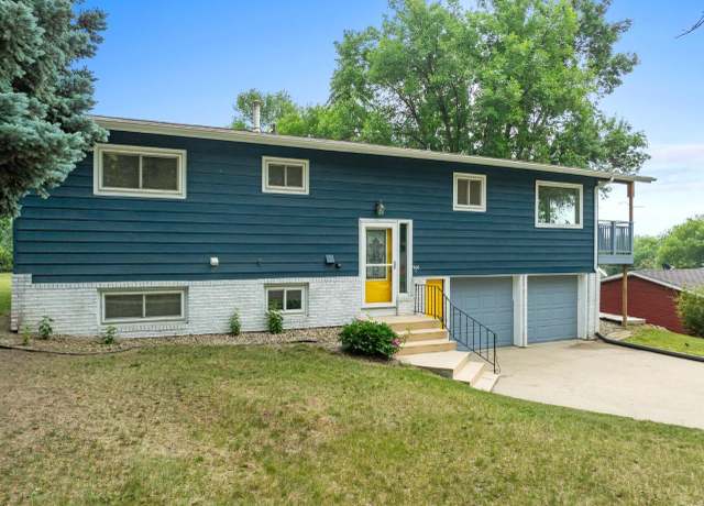 Property at 906 20th St NW, Minot, ND 58703, 4 beds, 3 baths
