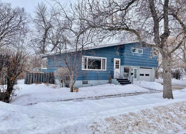 Property at 5 10th Ave NW, Minot, ND 58703, 3 beds, 2 baths