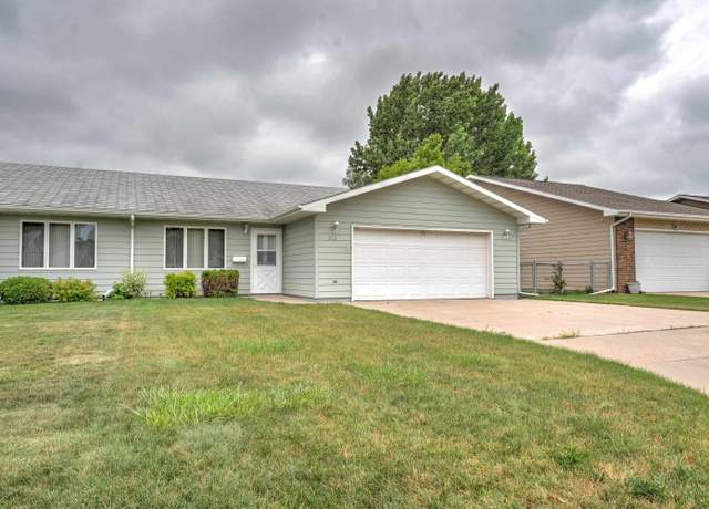 Property at 1243 34th Ave SW, Minot, ND 58701, 2 beds, 1.75 baths
