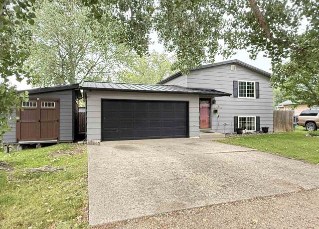 Property at 815 38th St SE, Minot, ND 58701, 4 beds, 2 baths