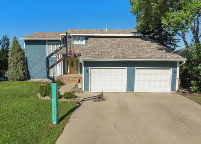 Property at 1320 11th St SW, Minot, ND 58701, 4 beds, 4 baths