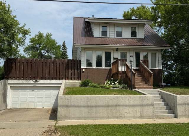 Property at 209 8th Ave SE, Minot, ND 58701, 3 beds, 2 baths