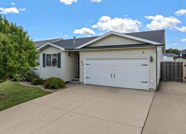 Property at 1926 24th St SW, Minot, ND 58701, 4 beds, 3 baths
