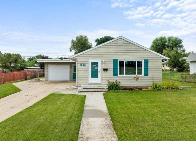 Property at 611 18th Ave SW, Minot, ND 58701, 3 beds, 2 baths