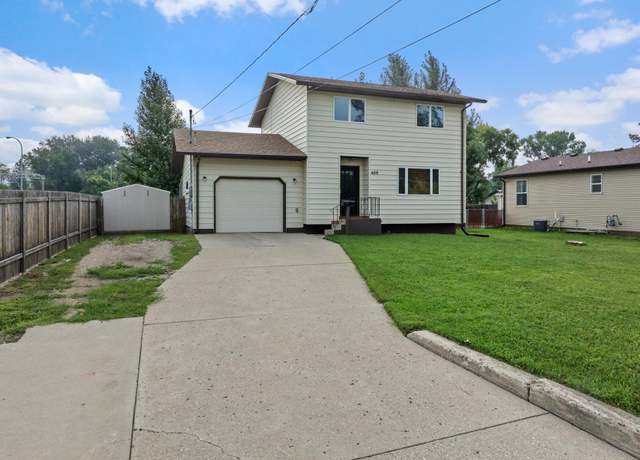 Property at 409 19th St SE, Minot, ND 58701, 3 beds, 2.5 baths