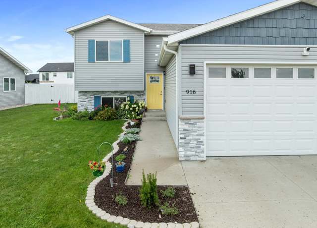 Property at 916 34th Ave NE, Minot, ND 58703, 5 beds, 3 baths