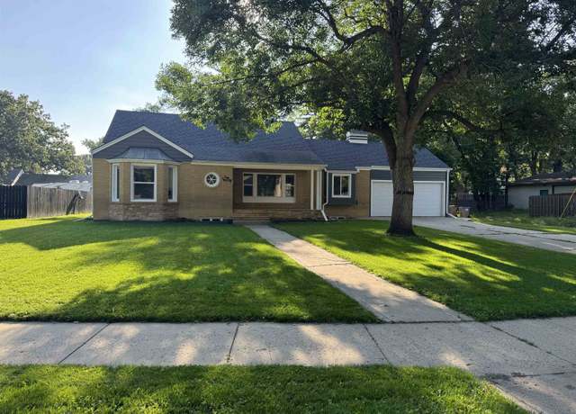 Property at 414 NW 8th St, Minot, ND 58703, 5 beds, 3 baths