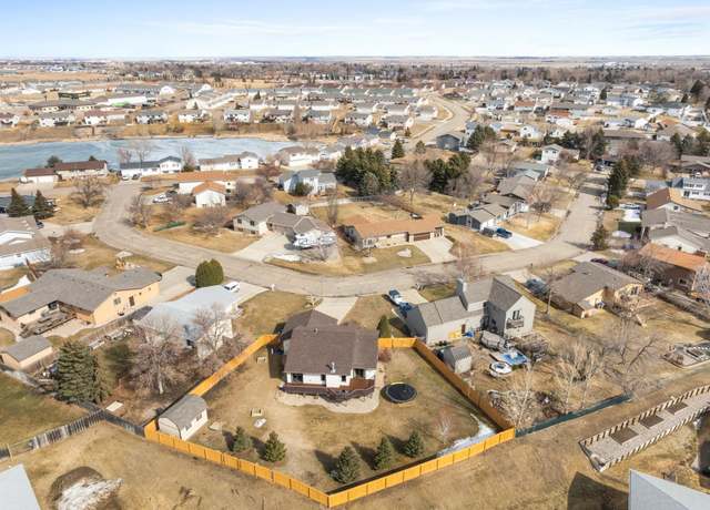 Property at 1709 Terrace Ct NW, Minot, ND 58703, 4 beds, 3.5 baths
