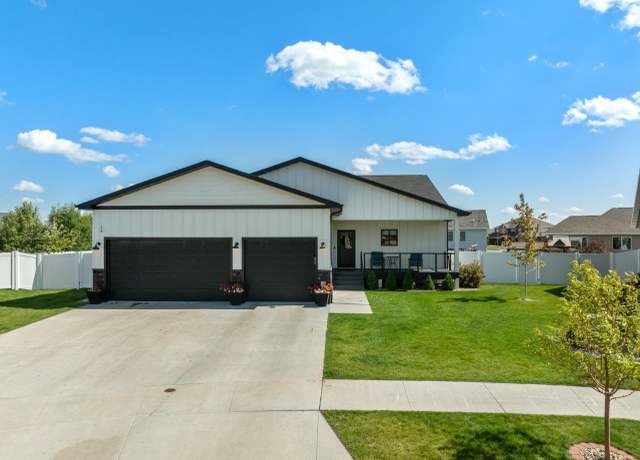 Property at 1620 Woodlands Way SE, Minot, ND 58701, 6 beds, 4 baths