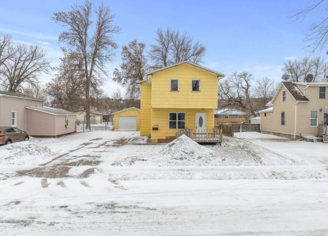 Property at 1316 5th Ave SE, Minot, ND 58701, 4 beds, 2 baths