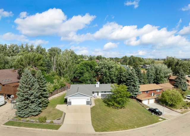 Property at 916 26th St NW, Minot, ND 58703, 3 beds, 3.5 baths