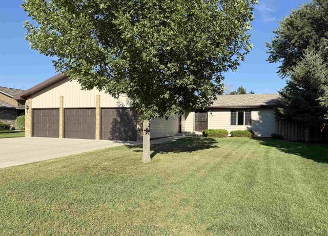 Property at 1625 13th St SW, Minot, ND 58701, 4 beds, 3 baths