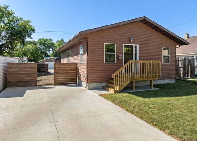 Property at 605 17th St NW, Minot, ND 58703, 4 beds, 2 baths
