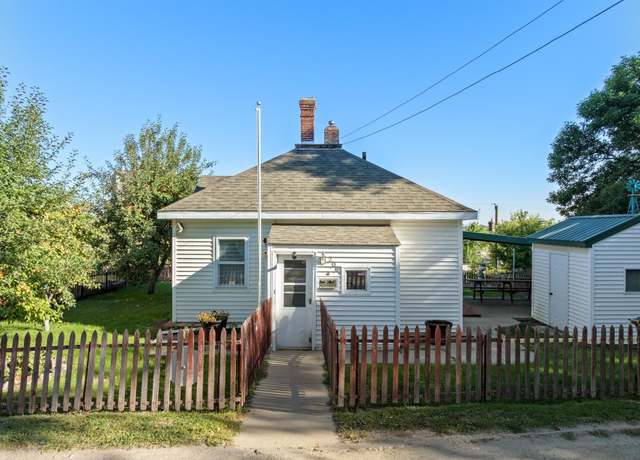 Property at 208 5th Ave SE, Minot, ND, 2 beds, 1 bath