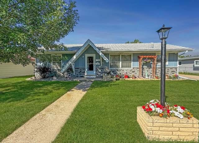 Property at 2013 California Dr, Minot, ND 58703, 3 beds, 2 baths