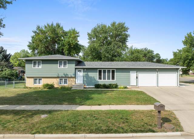 Property at 1704 4th St SE, Minot, ND 58701, 4 beds, 2.5 baths