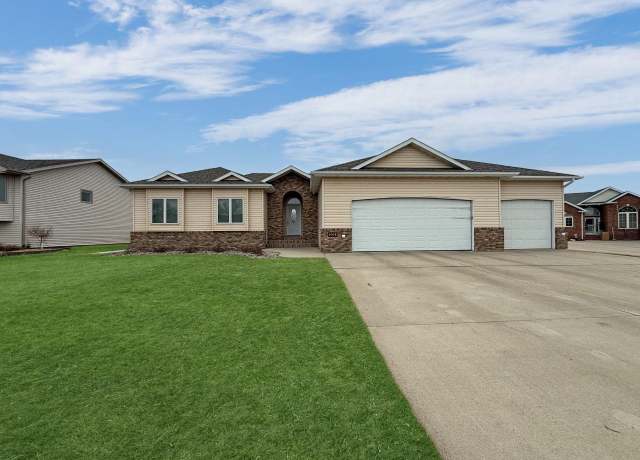 Property at 1008 29th Ave SE, Minot, ND 58701, 4 beds, 3 baths