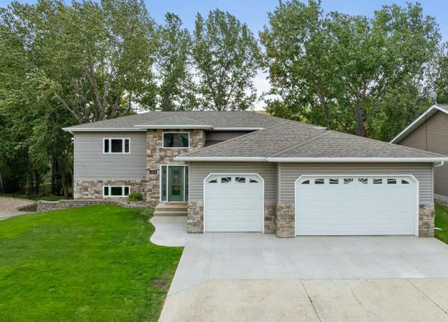 Property at 1325 Golden Valley Ln, Minot, ND 58703, 5 beds, 3 baths