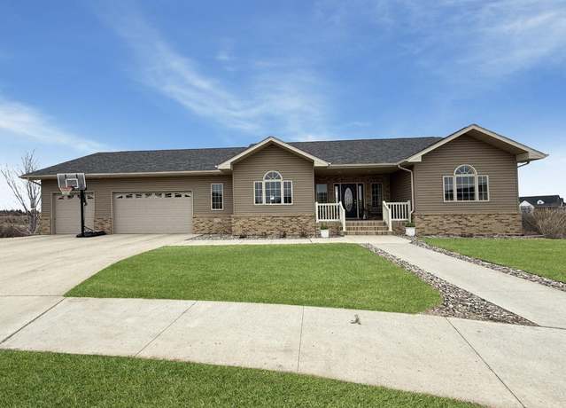 Property at 1712 31st Ave SE, Minot, ND 58701, 6 beds, 4 baths