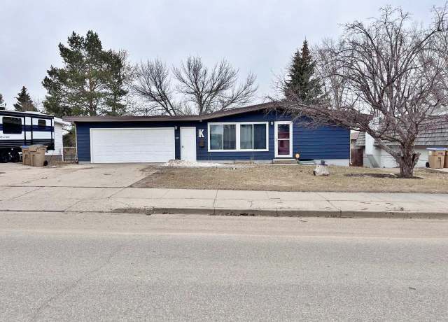 Property at 811 16th Ave SW, Minot, ND 58701, 3 beds, 3 baths
