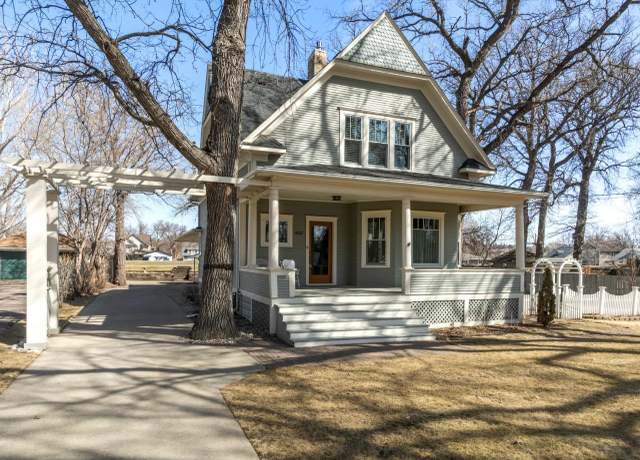 Property at 422 4th Ave NW, Minot, ND 58703, 3 beds, 2 baths