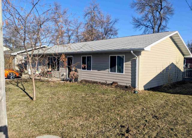 Property at 900 2nd Ave SW, Minot, ND 58701, 3 beds, 1.75 baths