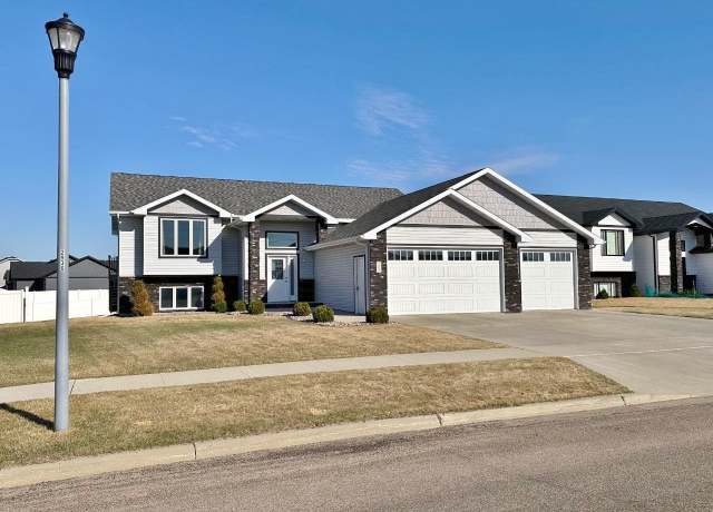 Property at 3405 20th St SE, Minot, ND 58701, 5 beds, 3 baths