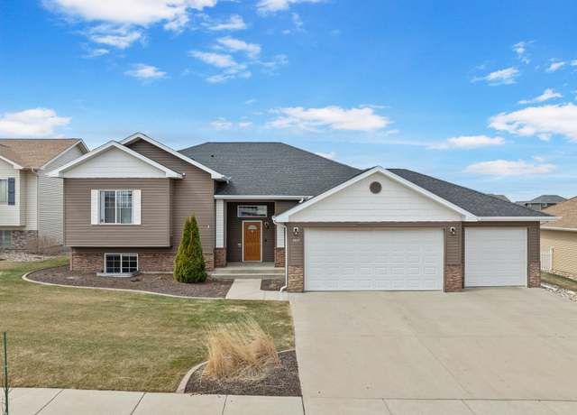 Property at 2617 18th St NW, Minot, ND 58703, 5 beds, 3.5 baths