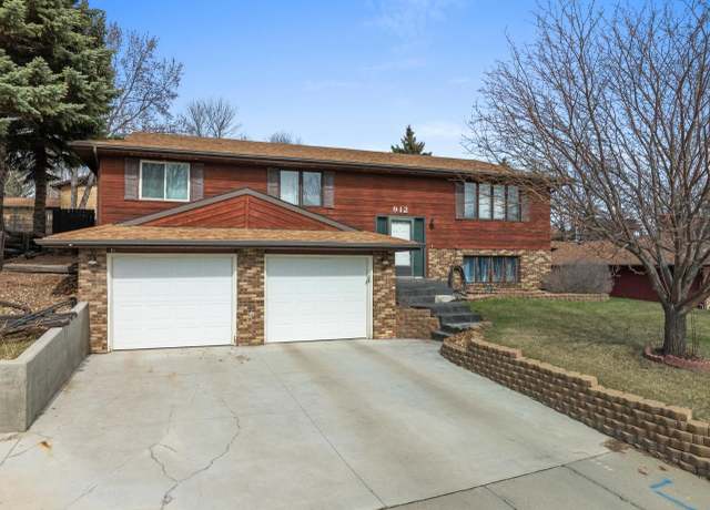 Property at 912 26th St NW, Minot, ND 58703, 4 beds, 3 baths