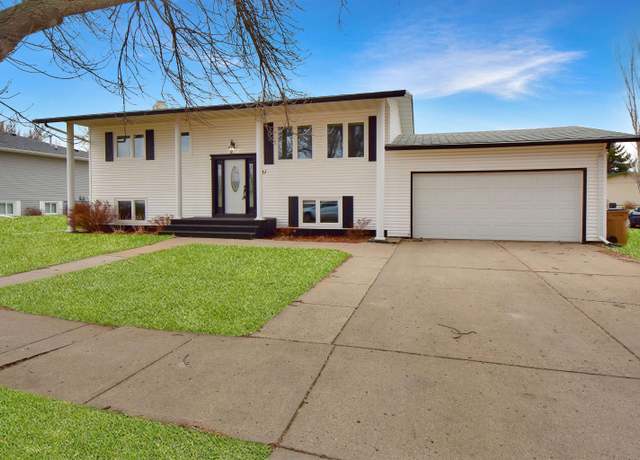 Property at 221 17th Ave SE, Minot, ND 58701, 4 beds, 2.5 baths
