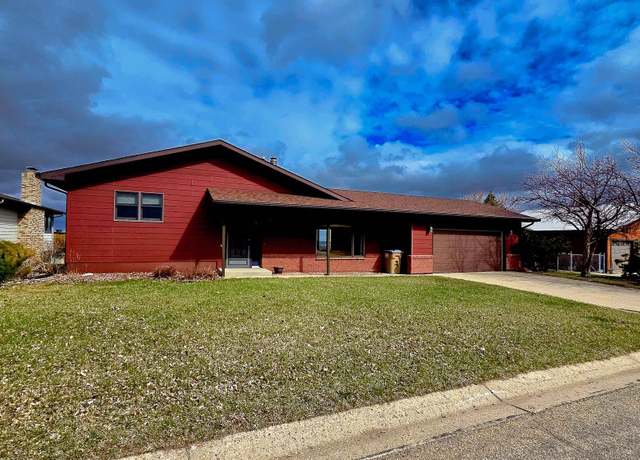 Property at 1512 Glacial Dr, Minot, ND 58703, 3 beds, 2.25 baths