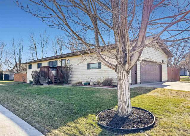 Property at 812 15 1/2 Ave Ave SE, Minot, ND 58701, 5 beds, 4 baths