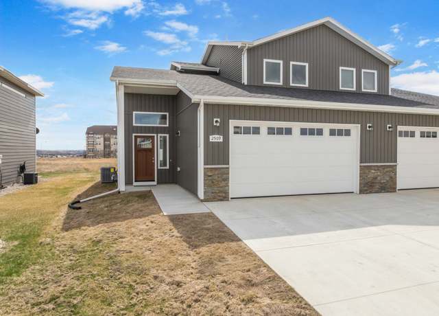 Property at 2509 Granite Dr NW, Minot, ND 58703, 3 beds, 2.5 baths