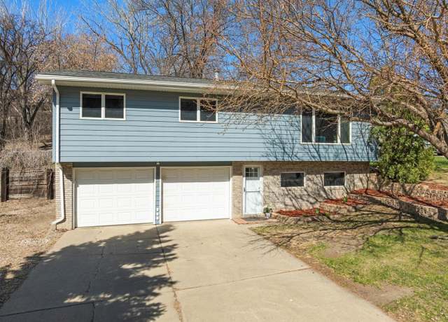 Property at 1609 8th St NW, Minot, ND 58703, 3 beds, 2 baths