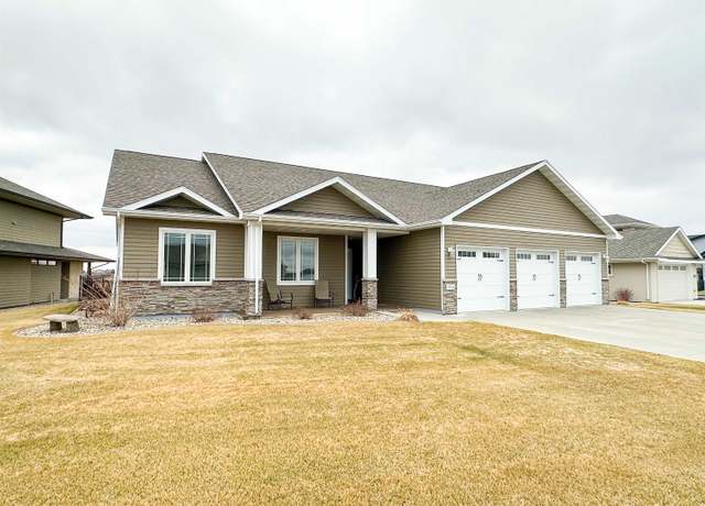 Property at 1816 Valley Bluffs Dr SE, Minot, ND 58701, 4 beds, 2 baths