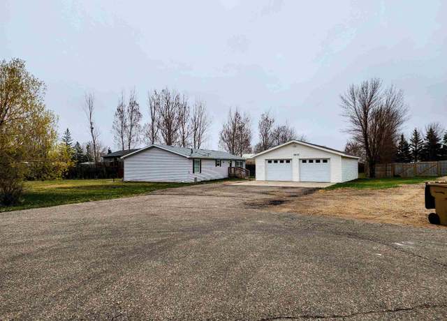 Property at 1617 44th St SE, Minot, ND 58701, 3 beds, 2 baths
