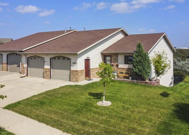 Property at 2703 6th St SE, Minot, ND 58701, 4 beds, 3 baths