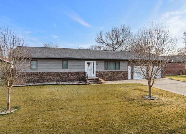 Property at 15 Oak Dr, Minot, ND 58701, 3 beds, 2 baths