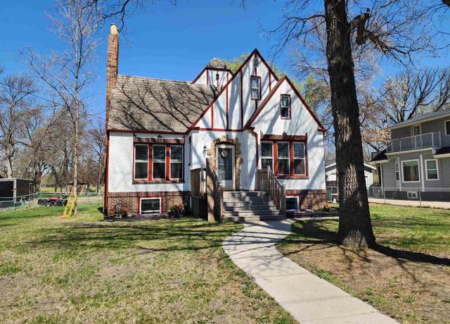 Property at 916 4th Ave NW, Minot, ND 58703, 6 beds, 3 baths