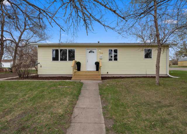 Property at 1331 4th St SW, Minot, ND 58701, 3 beds, 2 baths