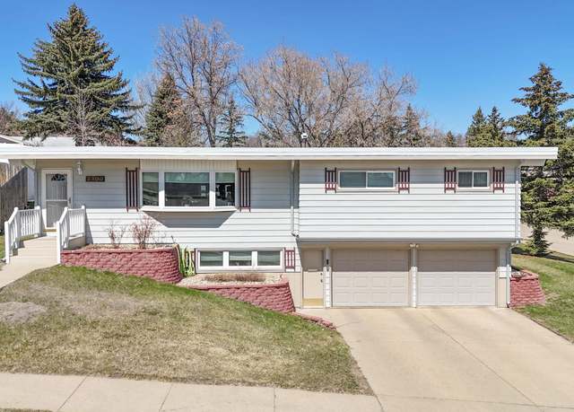 Property at 2300 NW 8th Ave, Minot, ND 58703, 3 beds, 2.5 baths