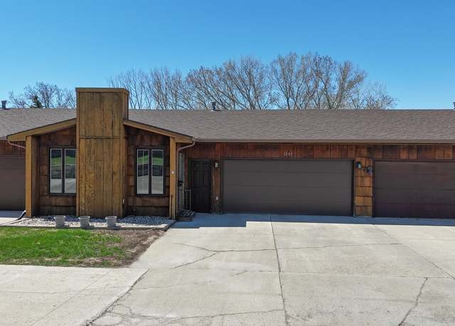 Property at 1205 Glacial Dr, Minot, ND 58703, 2 beds, 2.75 baths