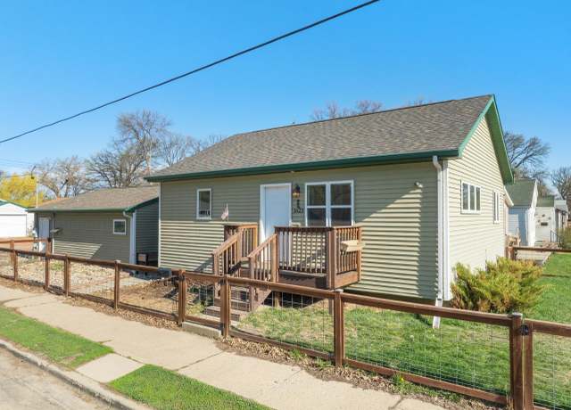 Property at 1623 3rd Ave SE, Minot, ND 58701, 3 beds, 2 baths