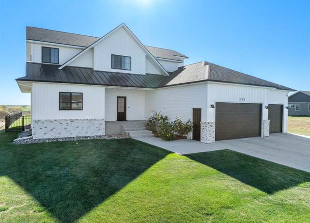 Property at 1728 Valley Bluffs Dr SE, Minot, ND 58701, 5 beds, 4 baths