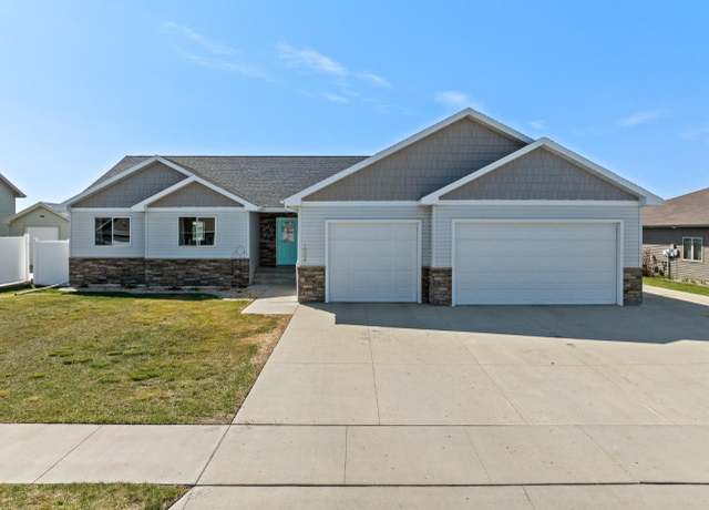 Property at 1504 Valley Bluffs Dr SE, Minot, ND 58701, 5 beds, 3 baths