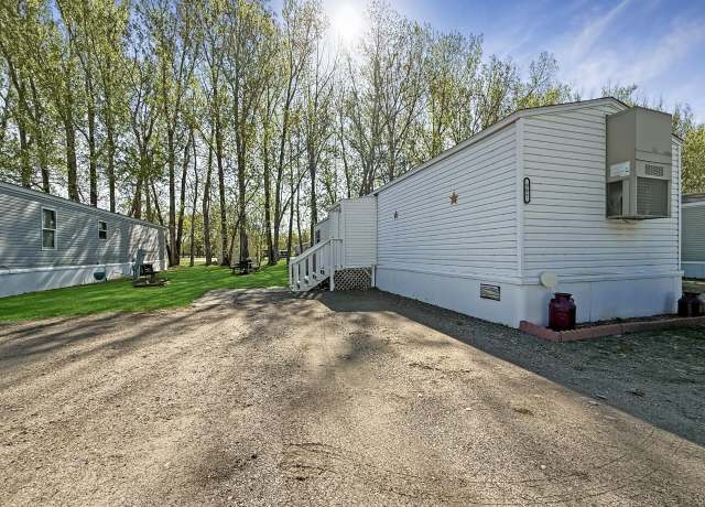 Property at 1325 27th St SE, Minot, ND 58701, 3 beds, 1 bath
