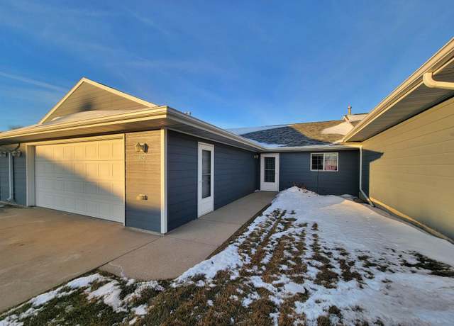 Property at 826 24th Ave SW, Minot, ND 58701, 2 beds, 3 baths