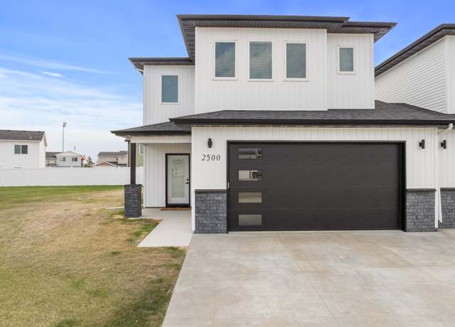 Property at 2500 Landmark Dr, Minot, ND 58703, 3 beds, 2.5 baths