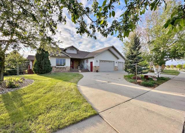 Property at 2900 8th St SE, Minot, ND 58701, 3 beds, 3 baths
